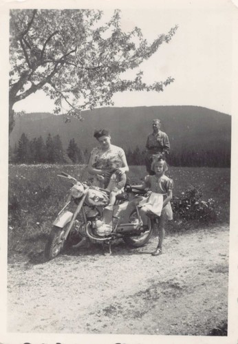 Familie beim ausflug mit puch - beim,