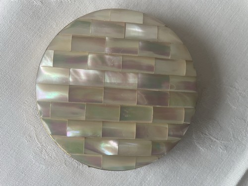 Puderdose mit perlmuttdeckel - puderdose,