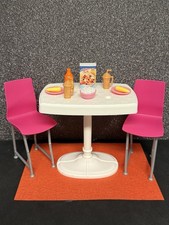 Barbie Möbel Esszimmer / Küchen Tisch , Stühle , Lebensmittel