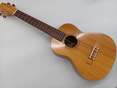 Famous tenor ukulele - famous,