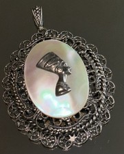 Antik Anhänger Kette Nefertiti Büste auf Perlmutt in filigraner Fassung Punze 85