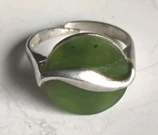Alter Ring mit grünem Stein
