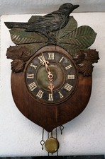 Alte Schwarzwalduhr mit Vogel