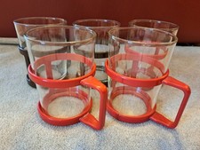 5 Teegläser 1970er mit Plastik-Haltern Rot Braun, 3x Schott, sehr guter Zustand