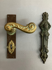 Historische Türdrückergarnitur, 1 Drücker, 2 Rosetten auf Platte,  Zierbeschlag.