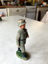 Soldat (alt) mit Gewehr