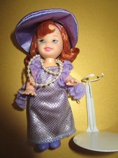 B2100)ORIGINALE ROTHAARIGE BARBIE SHELLY VOLL BEKLEIDET MATTEL MIT METALLSTÄNDER