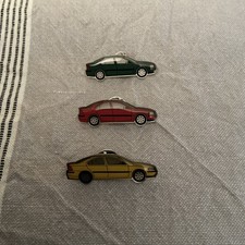 3 Pin‘s Anstecker PKW Auto, Limousinenform gelb, rot, grün Komvolut