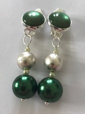 Ohrclips / silberfarben / Glascabochon in Katzenaugenform / Perlen mit Muster