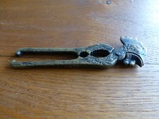 Hahn als Nußknacker