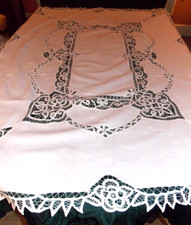 HANDBESTICKTE TISCHDECKE
