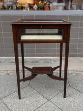 Antiker Edwardianischer Vitrinentisch / Bijouterietisch – Nussbaum
