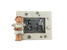 Friedvoller Engel hält Buch