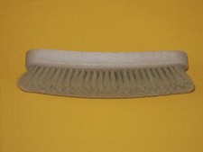 1 Kleiderbürste mit hellen