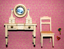 alte Puppenstube kl. Kommode