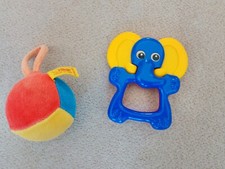 Baby stoffball mit rasel - stoffball,