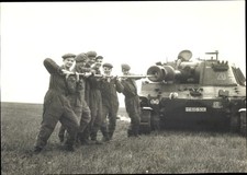 Foto Bundeswehr, Soldaten laden einen Panzer, Y 610 506 - 4169154