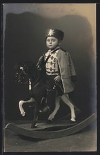 Knabe in Husaren-Uniform auf Schaukelpferd, Ansichtskarte 