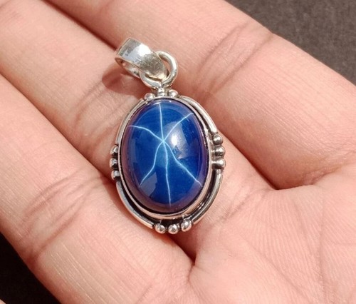 Oval geschliffener blauer