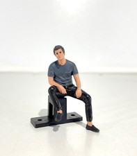 American Diorama Spur G "sitzender junger Mann" Artikel: 24805