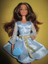B74) SÜSSE BRÜNETTE BARBIE IN MODEL-POSEN-HALTUNG HELLBLAUES KLEID+SCHUHE+TASCHE