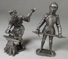 Zwei vollplastische Zinnfiguren unbemalt - Hufschmied und Ritter in Rüstung /37