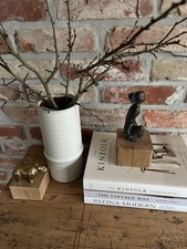 Skulptur Frau Figur auf Sockel