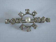 Alte Brosche mit klaren
