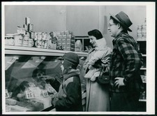 Foto 24x18cm - Familie Einkaufen vor Fleischtheke in USA Supermarkt 1950er Jahre