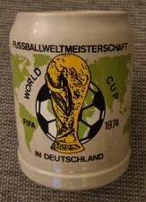 Krug WM 1974 0,5 l, WM-Pokal vor grüner Weltkarte, Fahnen, OHNE Zinndeckel,
