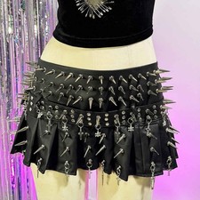 Cyber Goth Rock mit Nieten Y2K