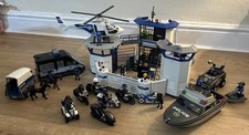 Playmobil großes Polizei Konvolut Compound Gefängnis Hubschrauberlandeplatz Fahrzeuge Boote Fahrräder etc