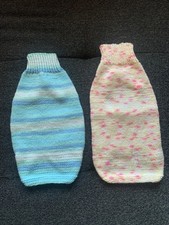 2 handgestrickte Hundepullover