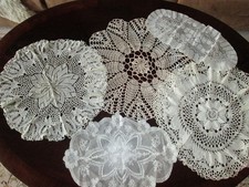 5 dekorative gehäkelte Deckchen, Handarbeit, rund: 42 cm, oval: 40x28 bzw. 18 cm
