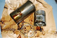 Sehr großer Kolben + Zylinder