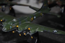 Modellflugzeug Boeing B-17 Flying Fortress Metall 1:144