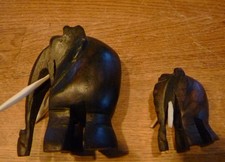 2 Elefanten aus Holz - Großer