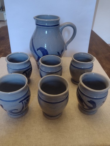 Weinkrug mit becher - weinkrug,