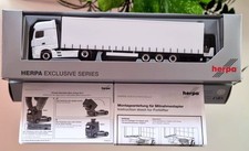 Herpa Mercedes-Benz Actros Gardinen-Planen-Sattelzug mit Mitnahmestapler