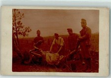 13959346 - Ein totes Pferd wird von oesterreichischen Soldaten ausgenommen