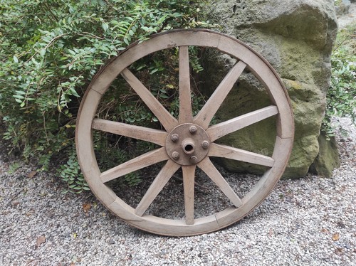 Altes wagenrad speichenrad - altes,