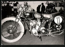Fotografie Motorrad Rudge, Rennmotorrad Startnummer 11 am Messestand 