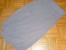 Schal in Grau u. Fransen , ca. 184 x 50 cm.