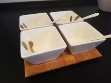 Dippschälchen auf Holztablett