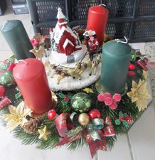 Adventskranz künstlich grün rot auf Tortenplatte mit kleiner Weihnachtsdorf Szen