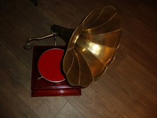 Grammophone “His-Master`s Voice Original“ mit 10 Schellackplatten