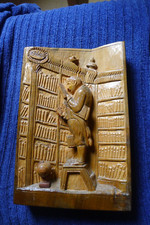 Holzbild Der Bücherwurm Handgeschnitzt