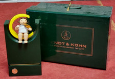 Engel mit Geige auf Stele von