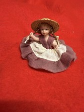 Kleine Puppe mit Strohhut ￼