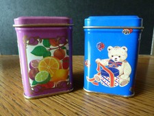 2 kleine hübsche Blechdosen "Bär und Früchte", ca. 4,5 x 4,5 cm, 5 cm hoch